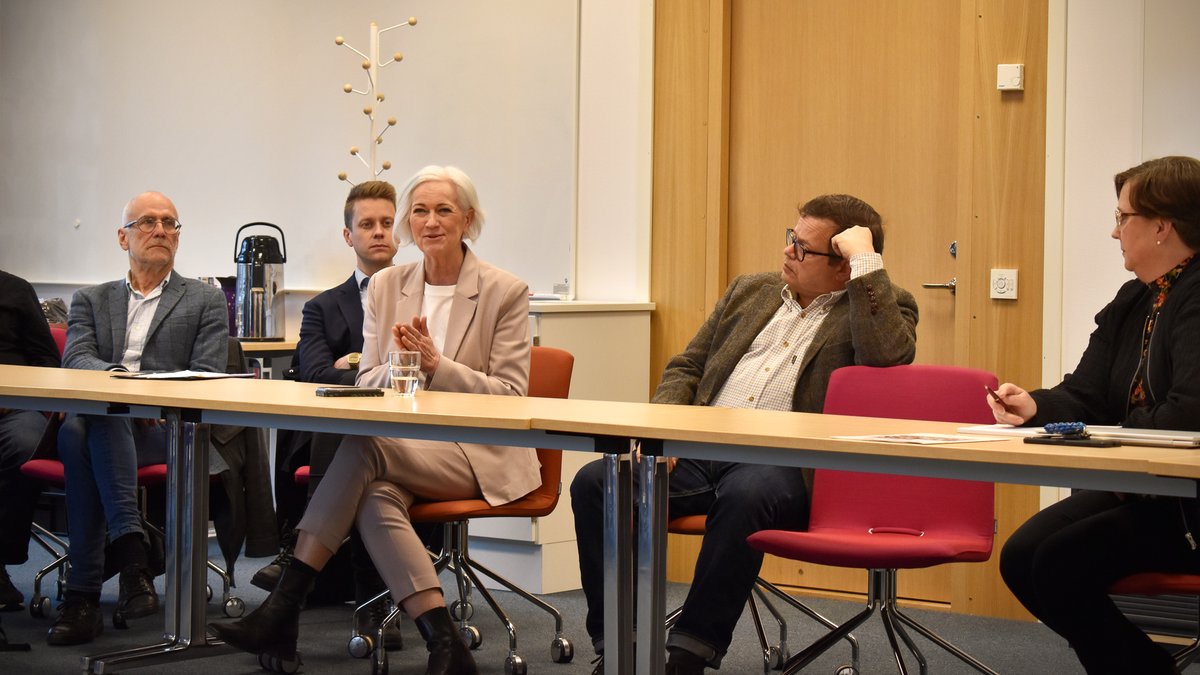 CMT - Centre for Medical Technology Assessment (@cmt_liu) on Twitter photo Givande samtal när sjukvårdsminister Acko Ankarberg Johansson (KD) besökte oss och @prioc_liu idag. Fokus på bl.a. forskning om särläkemedel och vårdplatser. Tack <a href="/AckoAnkarberg/">Acko Ankarberg J</a>! Givande samtal när sjukvårdsminister Acko Ankarberg Johansson (KD) besökte oss och @prioc_liu idag. Fokus på bl.a. forskning om särläkemedel och vårdplatser. Tack <a href="/AckoAnkarberg/">Acko Ankarberg J</a>!