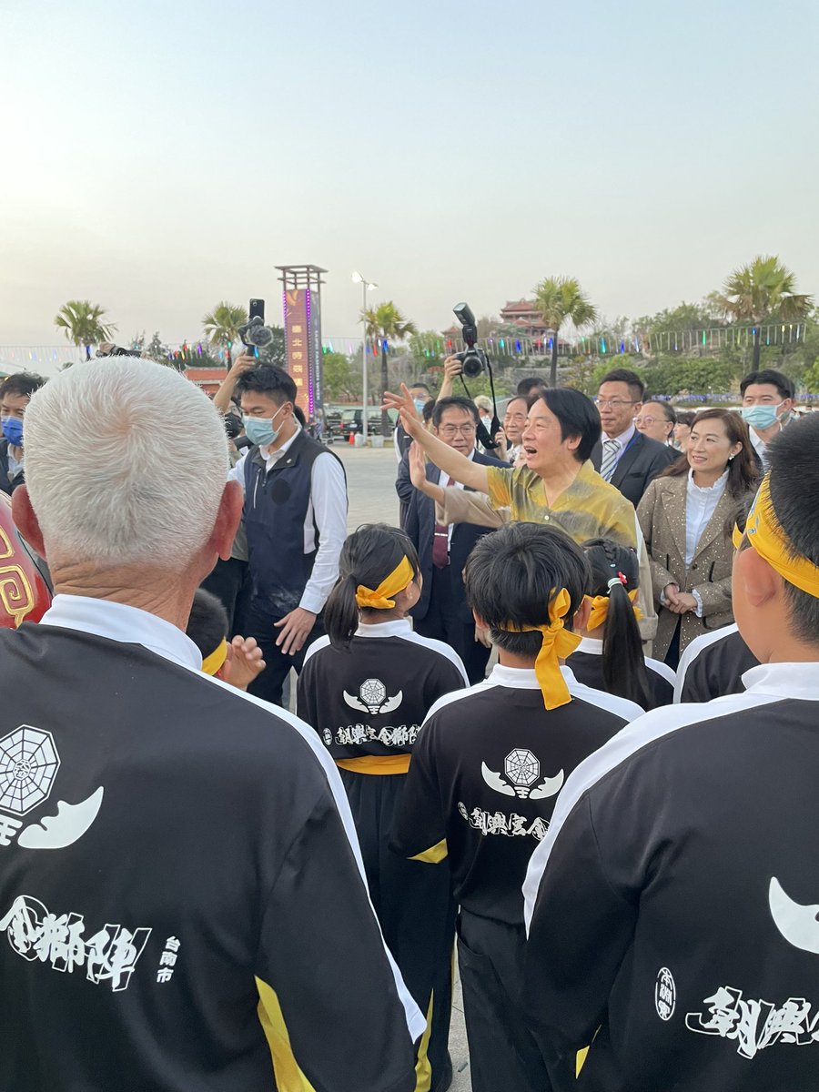 Ramirez_pser's tweet photo. 2023台北時裝週開幕式辦在台南南鯤鯓代天府，開場表演的是有104年歷史的本淵寮朝天宮金獅陣。

賴清德見到夾道歡迎的朝天宮夥伴，直接走上前握手握到86歲的郭耀麒老師傅，連名字都馬上叫出來。

不愧是台南老市長。 https://t.co/w8CFiU9FMX