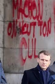 Poulin2012's tweet photo. Il est temps de ressortir cette photo, qui avait fait la "une" du Financial Time à l'époque des Gilets Jaunes https://t.co/ewR5CKBLOB