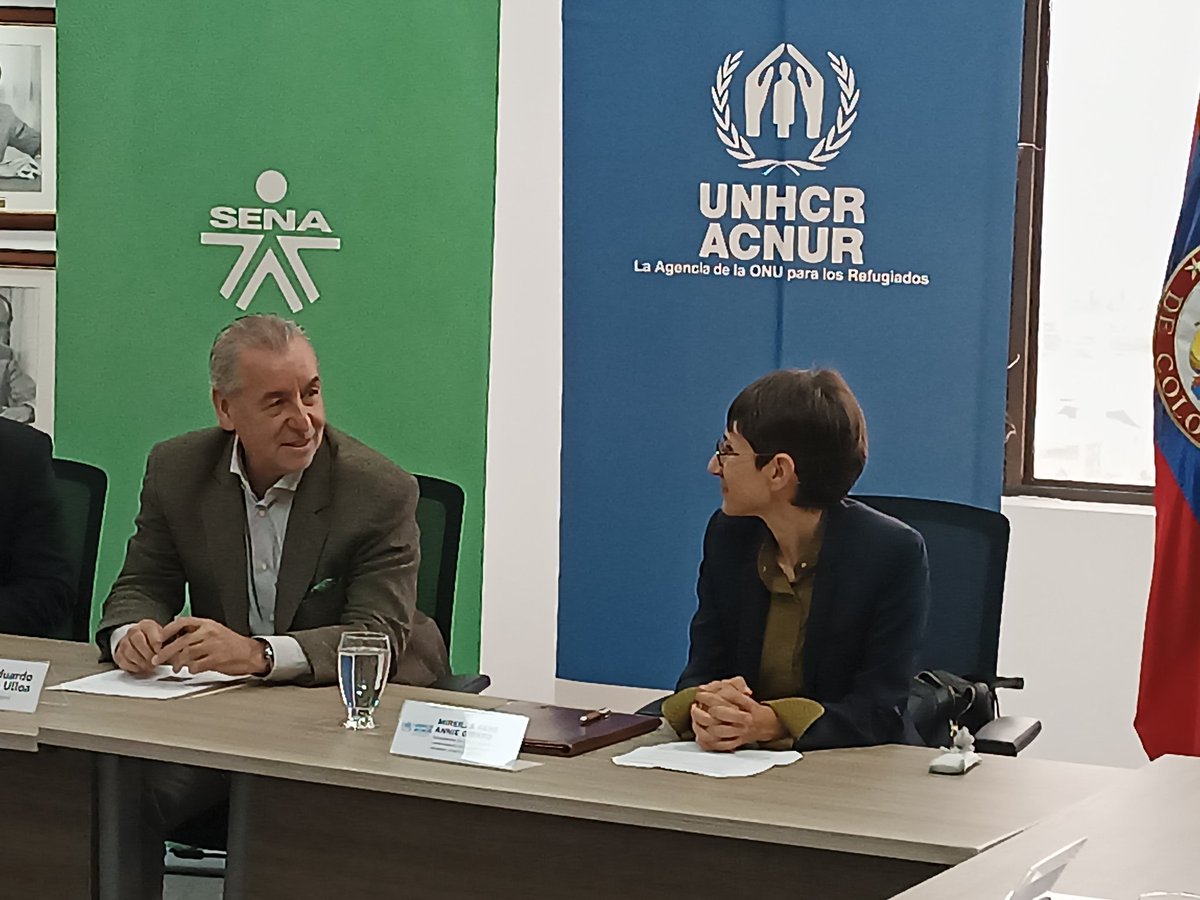 SENAComunica's tweet photo. #AEstaHora la @ACNURColombia y @SENAComunica, con presencia de la representante de ese organismo en el país, Mireille Girard (@UNHCRGirard), y nuestro director @JorgeELondonoU, firman importante acuerdo por los colombianos 🇨🇴 desplazados, refugiados y migrantes venezolanos🇻🇪 https://t.co/aefZDjfT8F