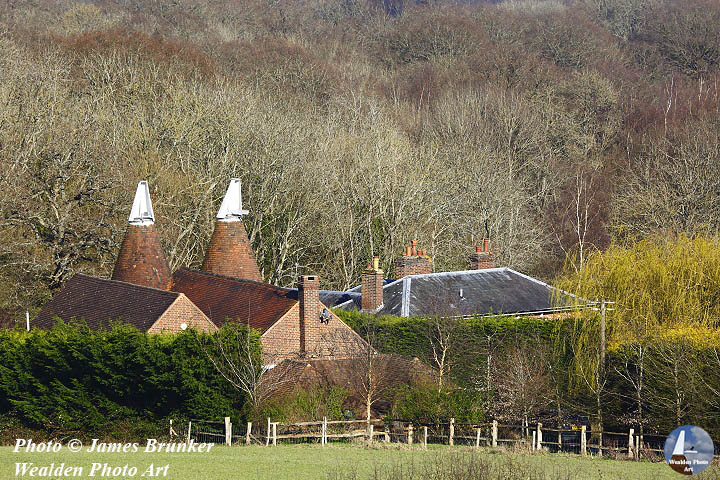 #Oasts in the High Weald near #Tonbridge and #Southborough, available as prints and on mouse mats and mugs here, FREE SHIPPING in the UK: lens2print.co.uk/imageview.asp?…
#AYearForArt #BuyIntoArt #ruralscenes #countryside #Kent #WealdofKent #freeukshipping #freeukdelivery #wallart #farms