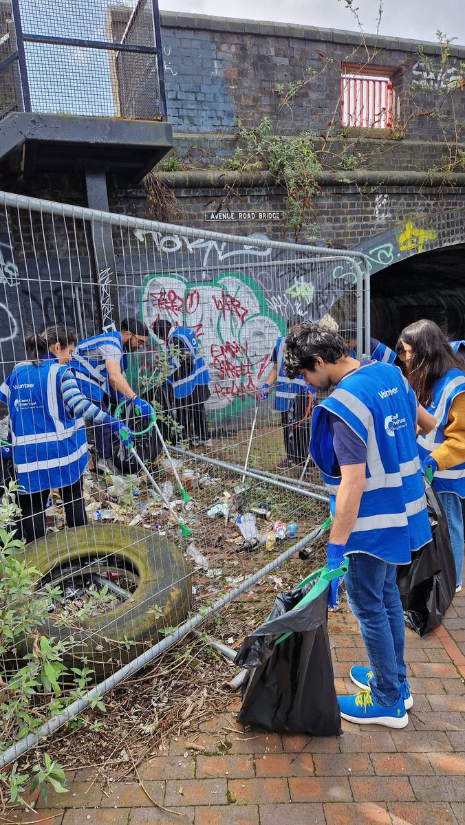 run_taz's tweet photo. Thank you Cllr @LeeMarsham for joining @AstonUniversity Students Union Sustainability team out volunteering for Go Green Week with @CRTWestMidlands in Nechells at Aston Lock Flight and Aston Garden.
@CanalRiverTrust
#letspick
#letsgrow
#letsclean
#lifesbetterbywater https://t.co/9yfdaTRkmr