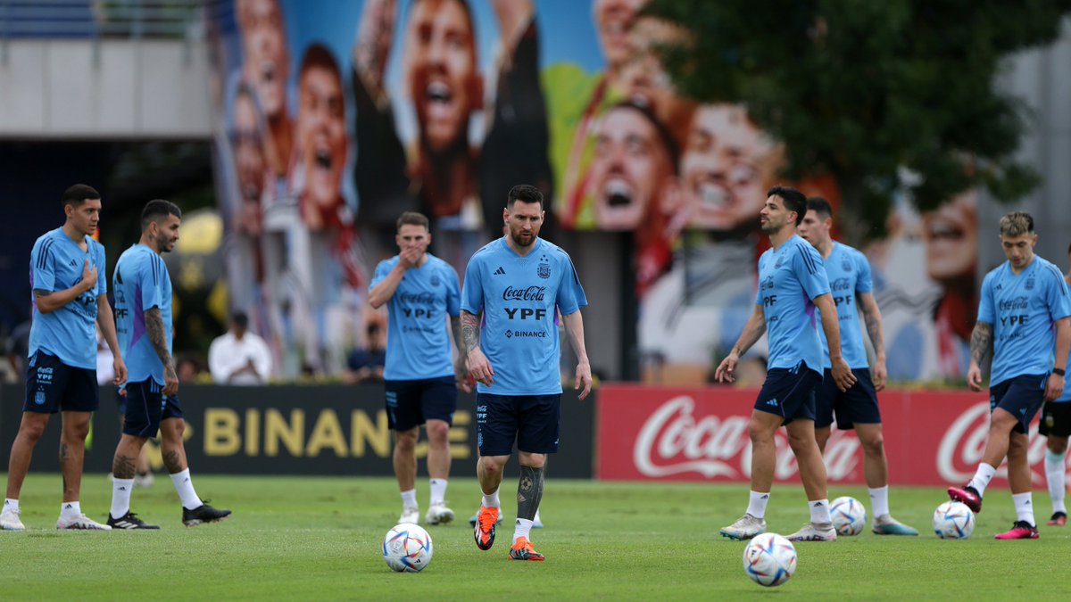 FIFAWorldCup's tweet image. Getting ready to take to the stage as world champions 🇦🇷🌟

#FIFAWorldCup | @Argentina