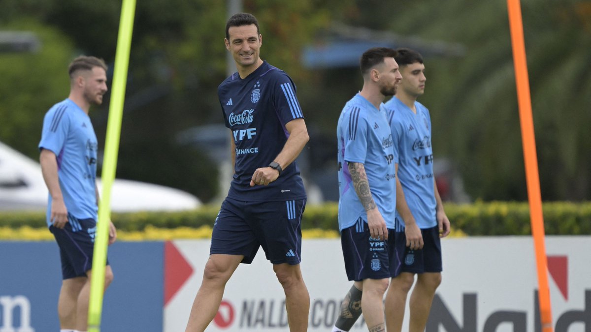 FIFAWorldCup's tweet image. Getting ready to take to the stage as world champions 🇦🇷🌟

#FIFAWorldCup | @Argentina