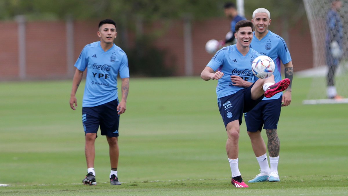 FIFAWorldCup's tweet image. Getting ready to take to the stage as world champions 🇦🇷🌟

#FIFAWorldCup | @Argentina