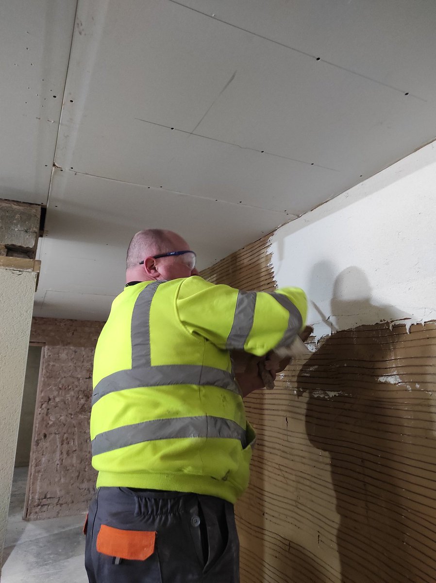 NPTCPlastering's tweet image. Great to have @phill_weber_uk &amp;amp; @AtthisMike from @SGWeberUK down with us today. Showcasing some PralMF and challenging our students with some ashlar finish. @NPTCGroup