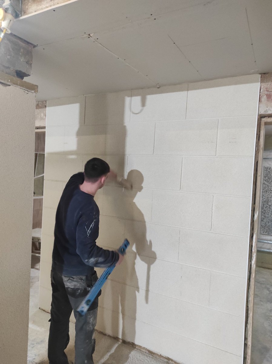 NPTCPlastering's tweet image. Great to have @phill_weber_uk &amp;amp; @AtthisMike from @SGWeberUK down with us today. Showcasing some PralMF and challenging our students with some ashlar finish. @NPTCGroup