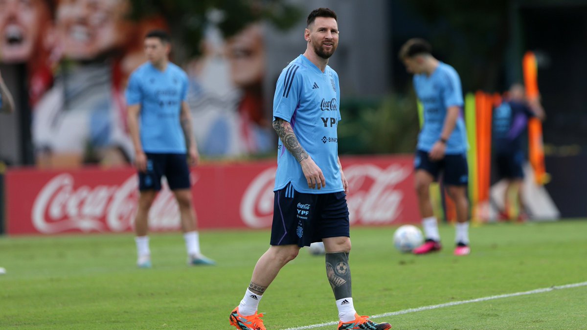 FIFAWorldCup's tweet image. Getting ready to take to the stage as world champions 🇦🇷🌟

#FIFAWorldCup | @Argentina