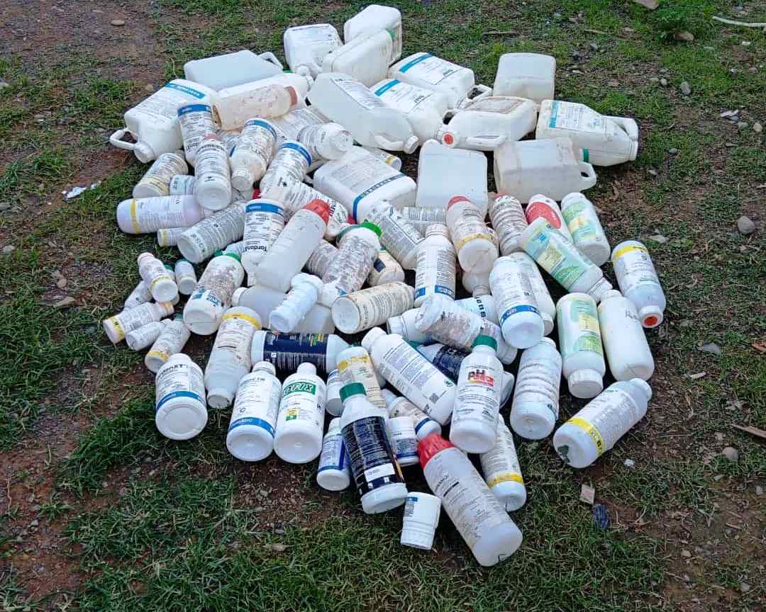 #Loja | Con el propósito de contribuir a la reducción de la contaminación ambiental realizando un adecuado proceso de reciclado y disposición final de envases vacíos de agroquímicos, el #MAG capacita a los productores de los cantones #Pindal y #Zapotillo. 

#TrabajamosPorElCampo