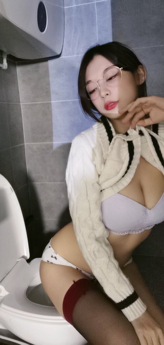 bigdick3916's tweet photo. #b站 #舞见 #骚 #意淫 #舞蹈区 #羊小雪 #强奸 #迷奸 #内射 #乱伦 全套写真，看主页置顶。 https://t.co/iZ3M4S9tEW