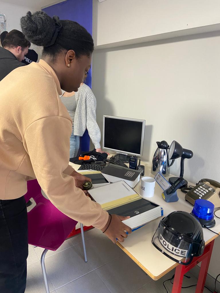 EstLGADDICTION's tweet photo. Retour photos sur l'escape game #SecuriteRoutiere à la Mission locale de Chaumont 🚗
Thomas a eu un accident en vélo, ont-ils réussi à résoudre l'enquête ? @prefet67 @milochaumont https://t.co/DuT97rpVvx