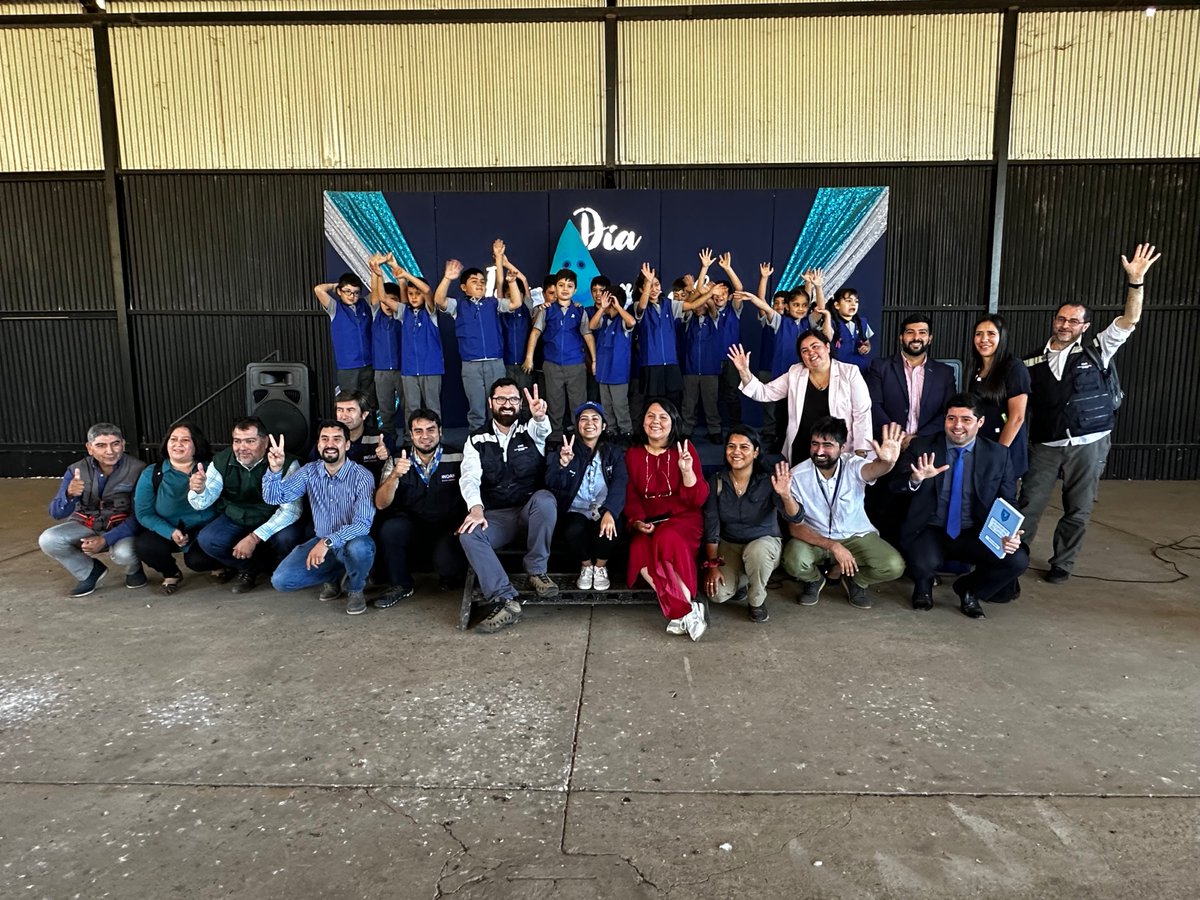 CNRCHILE's tweet photo. 👏🏻¡Felicitamos al 2º básico de la Escuela San Víctor Álamos!💧👦🏻👧🏻
Hoy el grupo de 19 alumnas y alumnos fueron nombrados como brigadistas #YoCuidoElAgua, en ceremonia encabezada por Secretario Ejecutivo @ureta_wilson, Director Regional de @INDAP_MAULE y Seremi @MinagriMaule https://t.co/PjfBp9pR1D