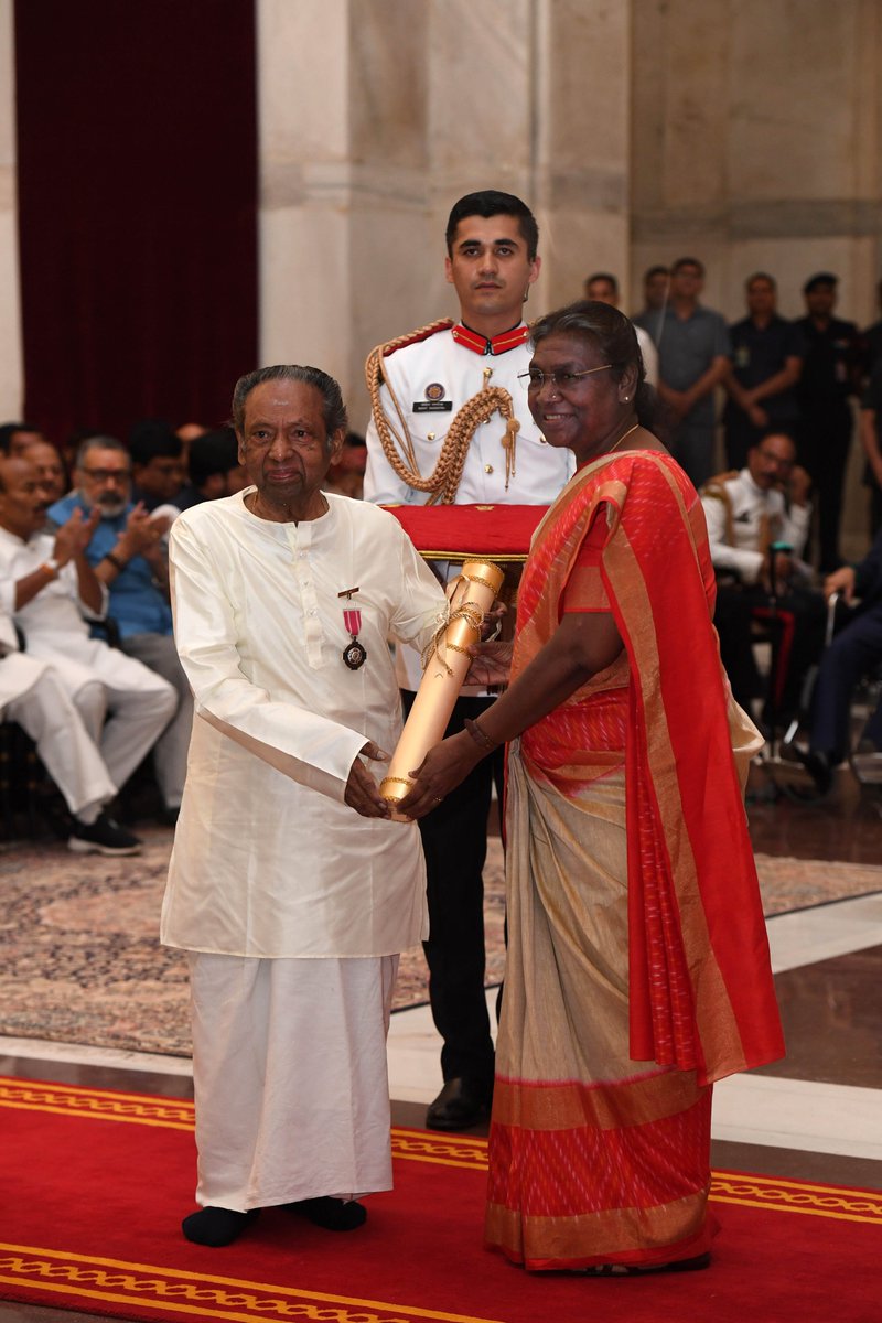 rashtrapatibhvn's tweet photo. President Droupadi Murmu presents Padma Shri to Guru Thiruvidaimarudur Kuppiah Kalyanasundaram for Art. He hails from a family of 'Nattuvanar Parampara' from Thanjavur, and is known for his contribution to Bharatnatyam. https://t.co/NVz0830dYT