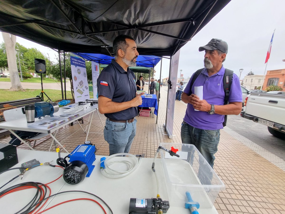 Indap_coquimbo's tweet photo. Siempre es importante entregar información a👩‍🌾👨‍🌾y también a la comunidad en general.

En el #DíaMundialDelAgua participamos con nuestro estand, dando a conocer los prog de #Riego💧y también explicamos los equipamientos necesarios para el funcionamiento de los sistemas de regadío. https://t.co/L99pf6fE2f