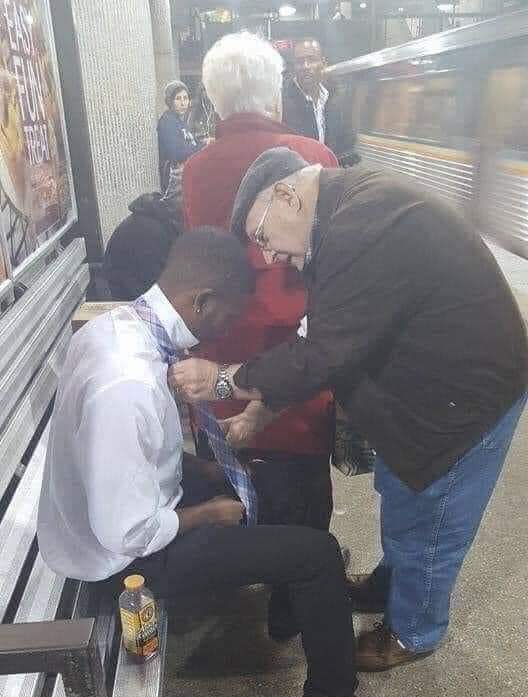 fr_petros's tweet photo. This young man was on his way to a job interview &amp; had a bit of trouble with his tie. The lady in red coat noticed him struggling &amp; nudged her husband with her elbow. She then blocked him to help him evade any embarrassment. Don’t let evil in world stop you from showing love. https://t.co/0T2TxMjMZa