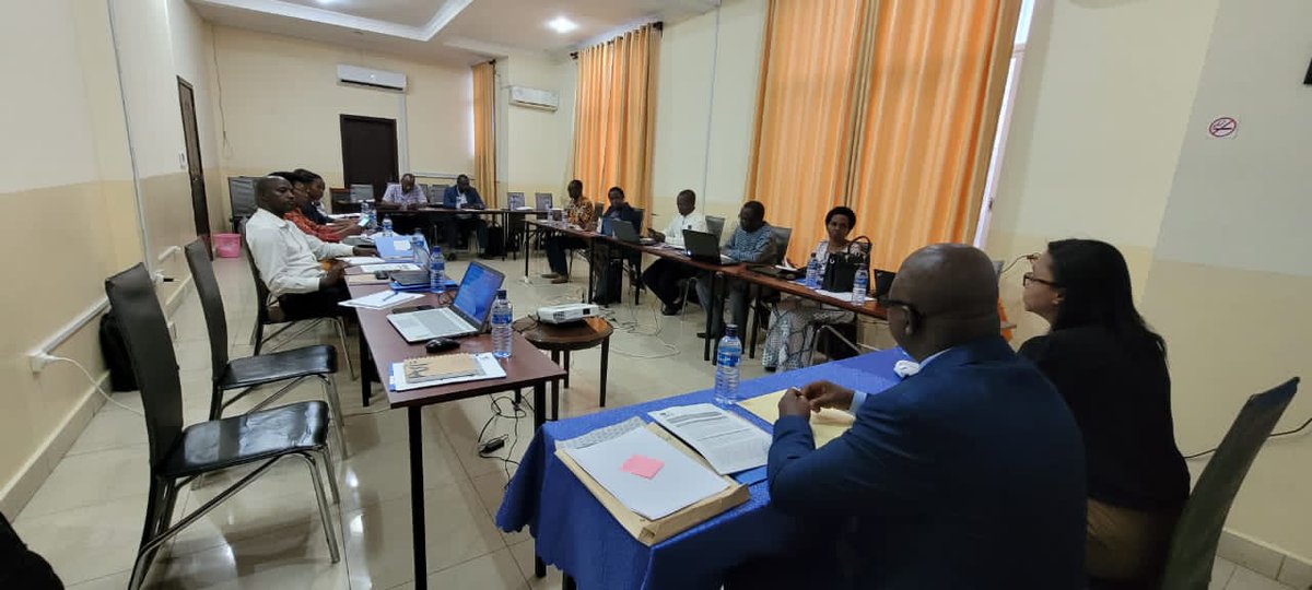 ENSBurundi's tweet photo. A l'hôtel Le Chandelier, dans le cadre des activités du Programme d'appui au pilotage de la qualité de l'éducation où l'ENS, en collaboration avec l'IIPE-UNESCO, a organisé un atelier de co-conception des formations et autres activités de renforcement des capacités des enseignant https://t.co/ua5CRVWB2m