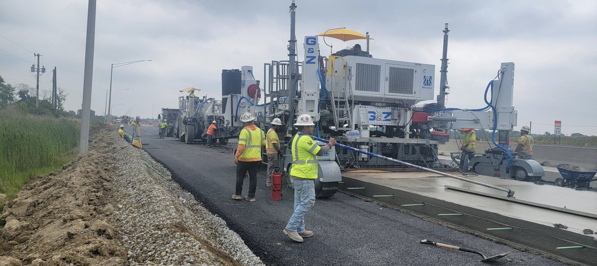 Guntert1942's tweet photo. G&Z S600 Paver is slipforming over dowel baskets 14ft wide on Hwy 70 in IN. The G&Z MP550 is feeding the S600.
#milestonelp #slipforming #concreteconstruction #constructionindustry #roadinfrastructure https://t.co/oCinMYqWSw