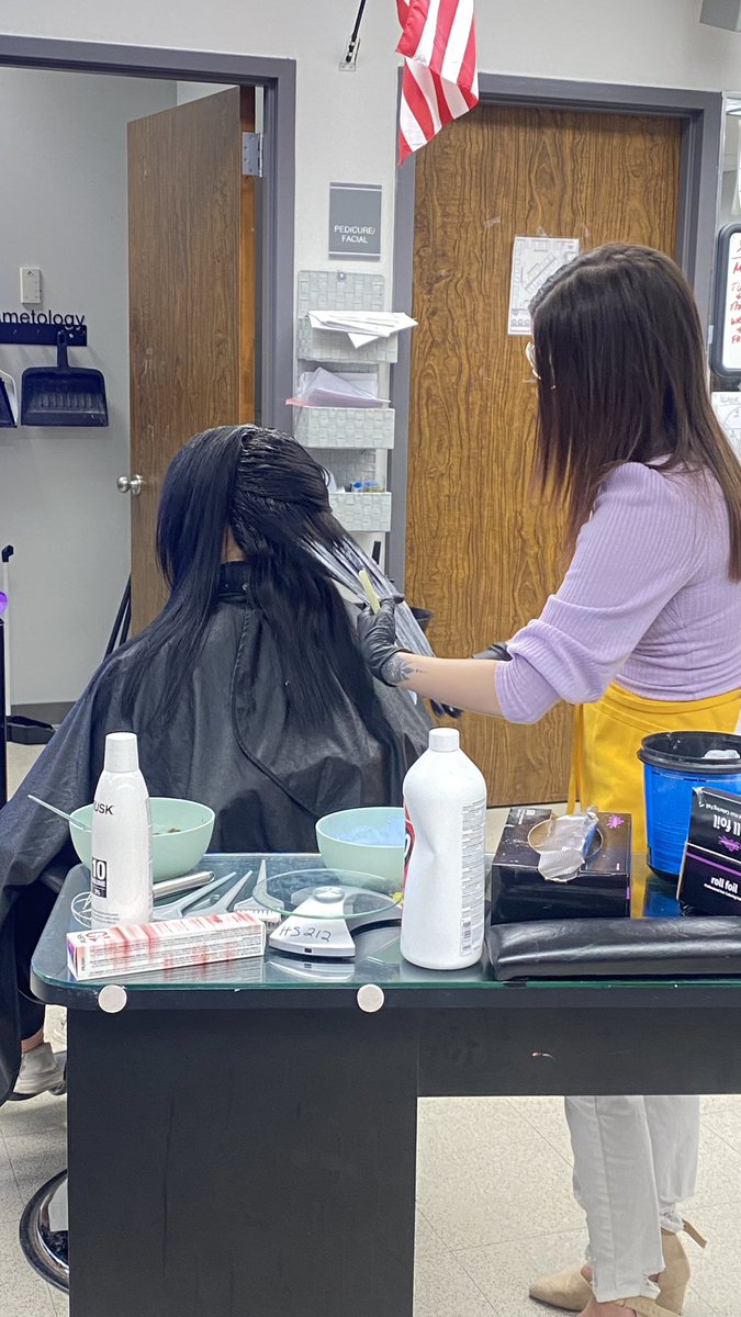 EHOVEcos's tweet photo. Thank you to Ms. Gabbi for coming in and demonstrating her balayage technique with us!🫶🏽💆‍♀️ #EHOVEvips #BALYAGE https://t.co/hYrDJSBz9A