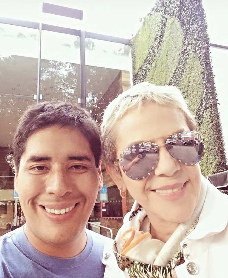CarlosAmbro's tweet photo. ¡Qué triste noticia! ¡Una gran figura de los melodramas se nos fué! Tuve la fortuna de conocerla en mi último viaje a México. Muchísimas Gracias por tanto talento el cual quedará impregnado en nosotros para toda la eternidad. ¡Descansa en Paz querida #QEPD #RebeccaJones 🙏🙏🙏! https://t.co/IojZREHoYf