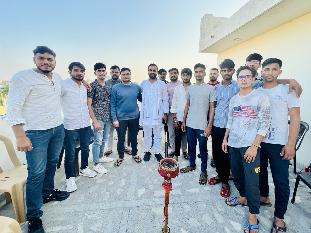 KrishanRaoIYC's tweet photo. #दुनियादारी के मामले में थोड़े हम कच्चे हैं पर #दोस्ती के मामले में सच्चे हैं 🤝
#HR35
#raosahab
@RaoNarenderS https://t.co/q3amhlgTZz