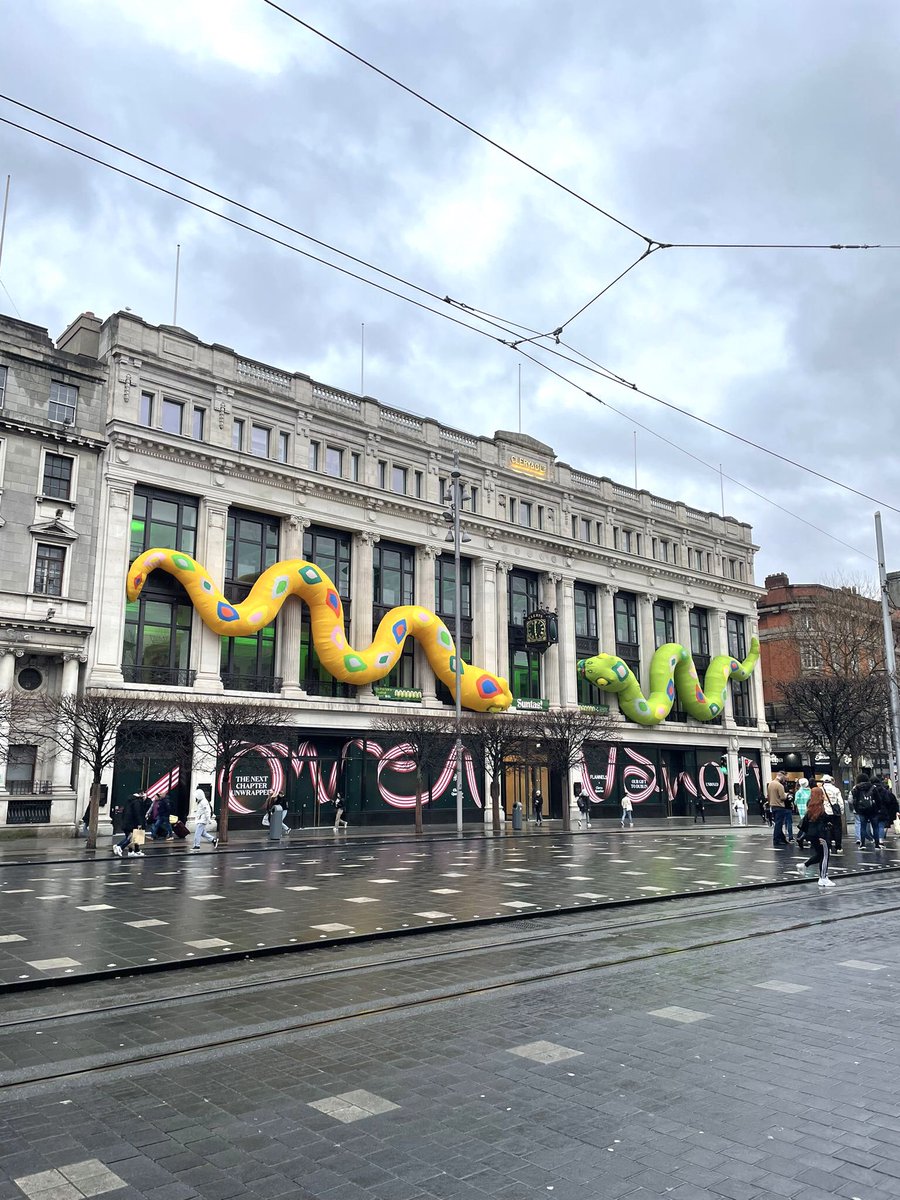 A brand-new strand for the 2023 Parade was Suntas!(take notice!). Suntas! featured giant creative interventions on iconic buildings around Dublin, adding layers of storytelling and intrigue and animating the city in the run up to the Festival. Supported by @DubCityCouncil