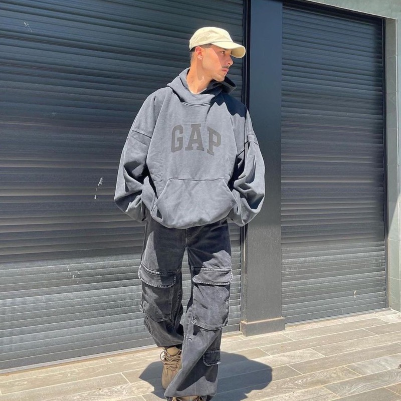 1styleguide's tweet image. From Yeezy &amp;amp; Gap to Fortnite &amp;amp; Balenciaga to One Piece &amp;amp; Gucci to ... Crocs &amp;amp; KFC???

What have been your favourite fashion collabs yet?

#Kanye #Yeezy #fortnite #gaming #louisvuittion #virgilabloh #hypebeast #fashionweek #streetwear  #anime #evangelion #onepiece #attackontitan