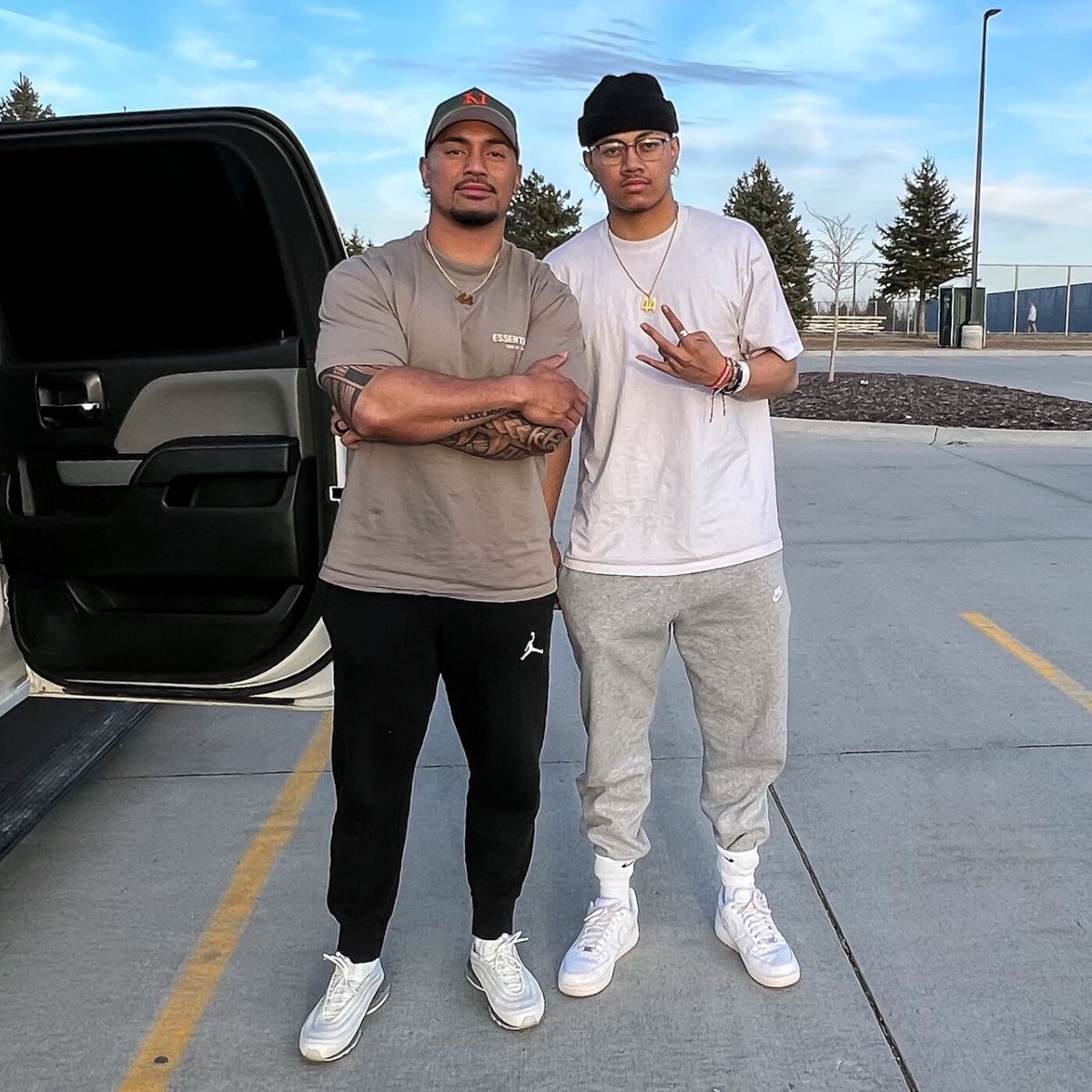 LindseyMNSports's tweet photo. 15 months ago, Matt Asiata's 15-yr-old son Ephraim was shot outside of his school, along w/2 friends who passed away. 

Ephraim was given a 1% chance of survival. 

Now, he's prepping for his senior football season and receiving college offers. 

📰: https://t.co/Oq6nAxlMve https://t.co/5pyny5r5dr