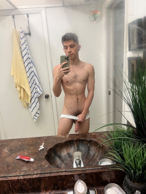 Thank you for 2k followers! Feeling cute in these tighty whities ☺️ https://t.co/UOhJzIYHua