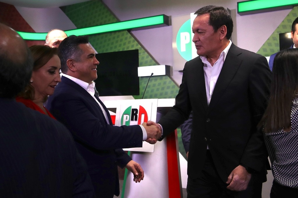 lajornadaonline's tweet image. Listo, 'golpe' para quitar a @osoriochong del mando senatorial #priísta 

Siete de 13 legisladores, encabezados por @manuelanorve, cercano a @alitomorenoc, convocan a asamblea extra para destituirlo. bit.ly/408y7sn