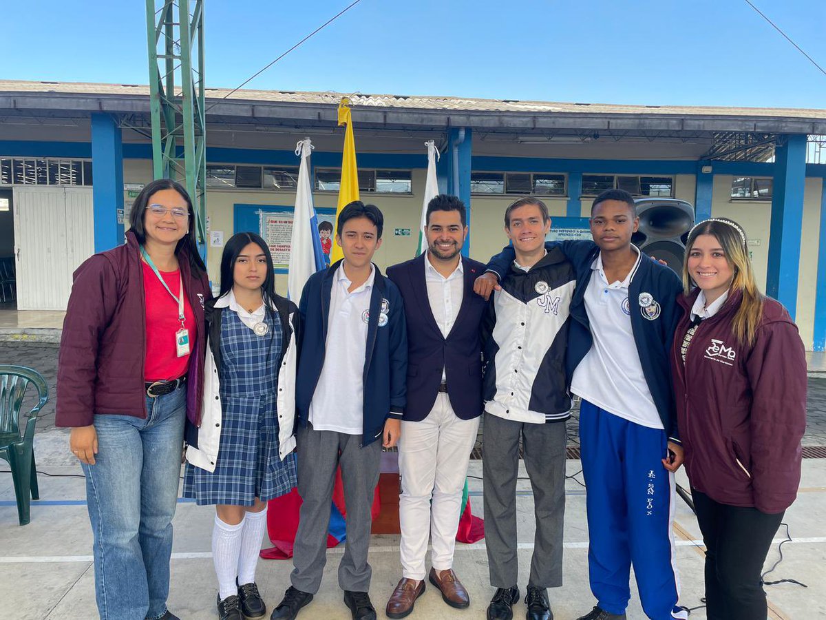 persomanizales's tweet photo. Continuamos los recorridos por las instituciones educativas, esta vez en la IE San Pío X para acompañar la posesión del gobierno escolar y darle nuestro apoyo al nuevo Personero Estudiantil Juan Miguel Giraldo en su labor de defensa de derechos al interior de la institución. https://t.co/iY9xQTEEgG