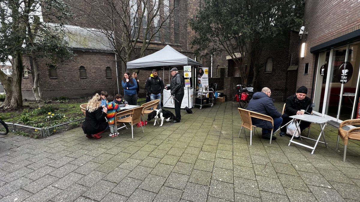 eric_borst's tweet photo. Opbouwwerk van #Wijkz in actie op de #Dierenselaan. In verbinding met de wijk, op zoek naar vrijwilligers. Wat speelt er in de wijk en hoe kunnen we samen de wijk schoner, veiliger en gezellig kunnen maken. https://t.co/Fk43UEqe8a