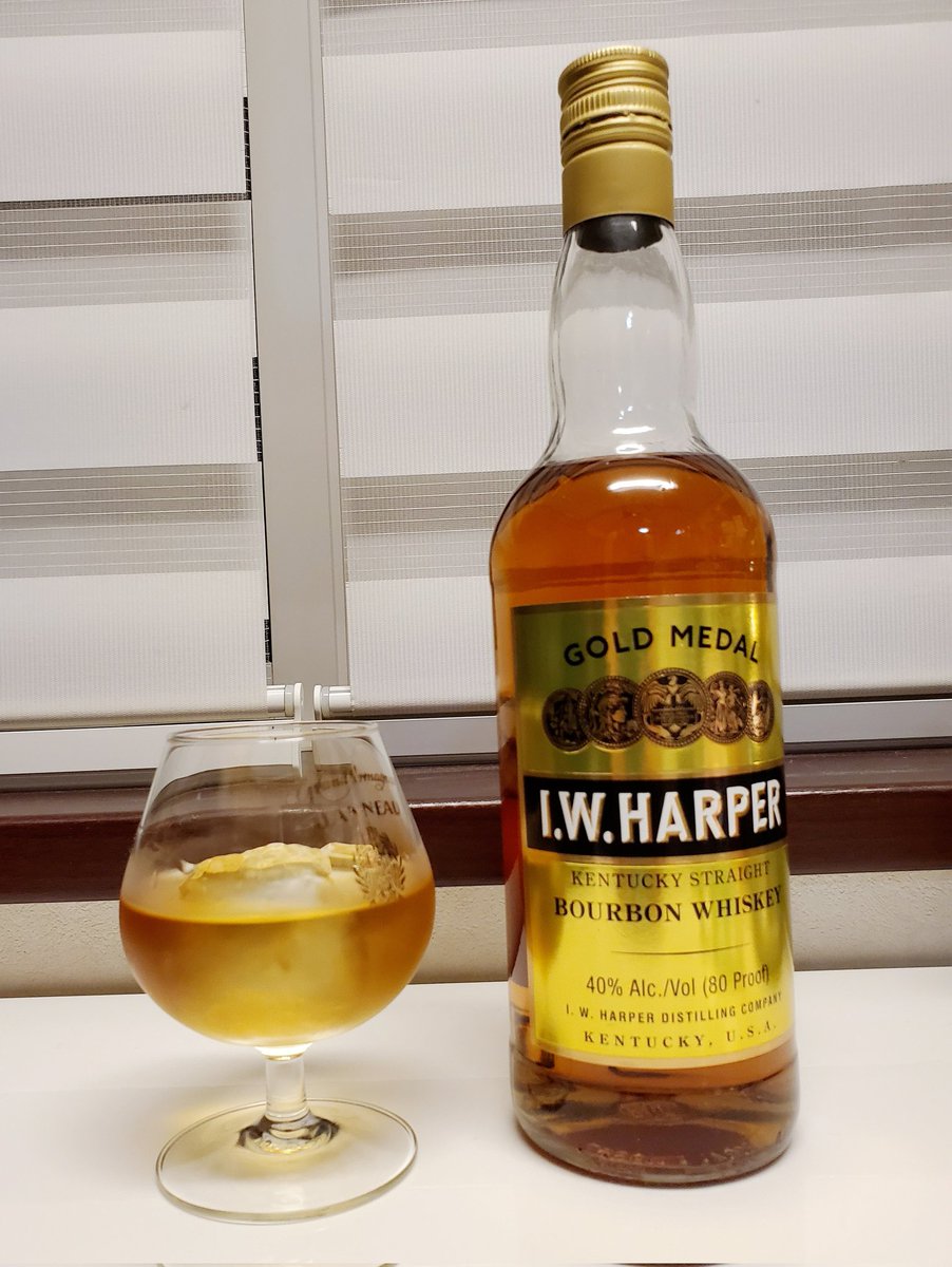 【I.W.ハーパー　ゴールドメダル】
洗練された味わいで知られるバーボンウイスキーの代表格。
『I.W』は生みの親、アイザック・ウォルフさんのイニシャル。『ハーパー』はそのお友達の名前だそうな。ハイボールにレモンやライム入れるのが米国では鉄板。

#バーボン
#iwharper
#ウイスキー
