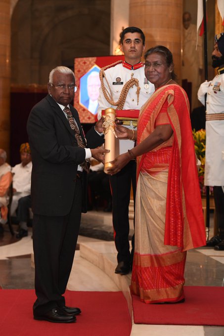 राष्ट्रपति द्रौपदी मुर्मू ने 106 लोगों को पद्म पुरस्कार से किया सम्मानित- President Draupadi Murmu honored 106 people with Padma Awards