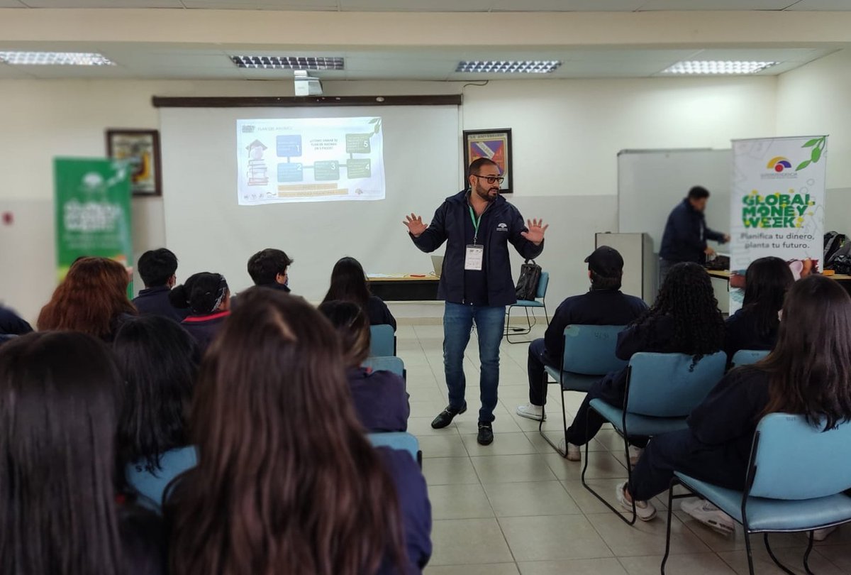 SEPS_Ec's tweet photo. #GMW2023 | Continuamos con la #GlobalMoneyWeek2023.
Ahora @Jorgemoncayo84, intendente General Técnico de la @SEPS_Ec capacita a jóvenes de Tercero de Bachillerato de la U. E. 24 de Mayo.
https://t.co/IyRlkeqNnn https://t.co/aCoLjV7w6I