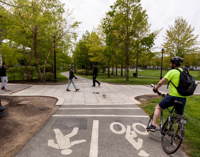 Lutz101's tweet image. Um... err... plenty of room for a shared-use path for pedestrians, joggers, cyclists and ebike riders. Buses facilitate the spread of infectious diseases. #SharedUsePath en.wikipedia.org/wiki/Shared-us…