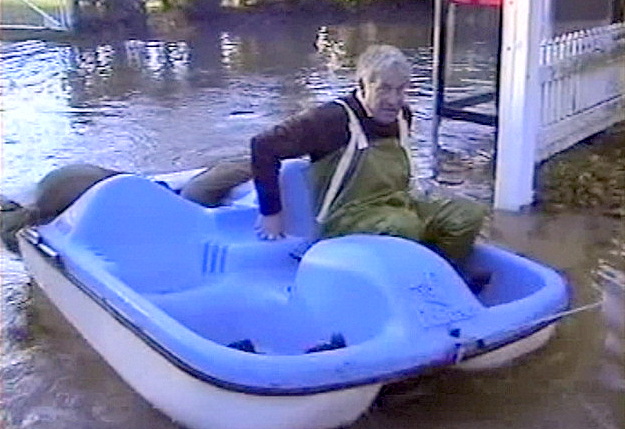 EnvAgencyYNE's tweet photo. We're installing £1million of Property Flood Resilience (PFR) measures to over 100 homes and businesses in #York which are at risk of #flooding. 92 year old Stanley is one of the residents to benefit from the products:
https://t.co/yyjI6Xkzbx https://t.co/3nBEEkD2Yt