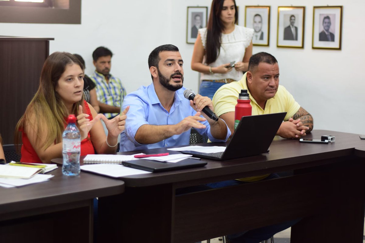 hcdposadasok's tweet photo. #Comisiones
En Transporte y Tránsito los ediles recibieron a los propietarios de taxis, a funcionarios de la Secretaría de Movilidad Urbana @muniposadas para estudiar y modificar la ordenanza aprobada el año pasado.
Pte. Comisión @colovancsik https://t.co/QoL1PJqeTX