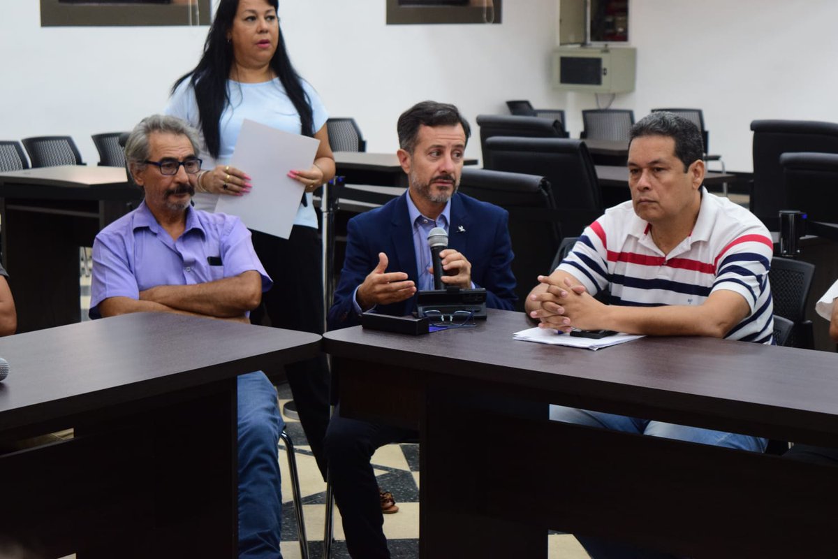 hcdposadasok's tweet photo. #Comisiones
En Transporte y Tránsito los ediles recibieron a los propietarios de taxis, a funcionarios de la Secretaría de Movilidad Urbana @muniposadas para estudiar y modificar la ordenanza aprobada el año pasado.
Pte. Comisión @colovancsik https://t.co/QoL1PJqeTX