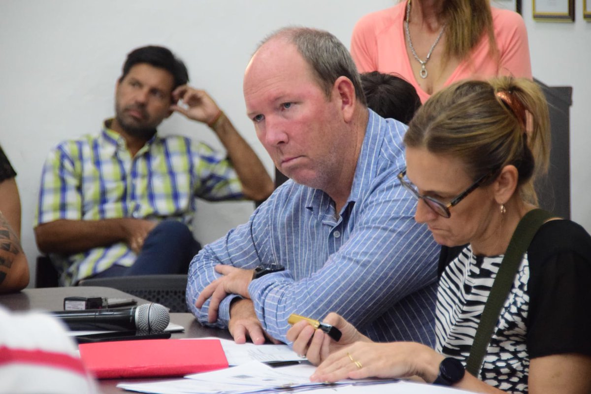 #Comisiones
En Transporte y Tránsito los ediles recibieron a los propietarios de taxis, a funcionarios de la Secretaría de Movilidad Urbana <a href="/muniposadas/">Ciudad de Posadas</a> para estudiar y modificar la ordenanza aprobada el año pasado.
Pte. Comisión <a href="/colovancsik/">Colo Vancsik</a>