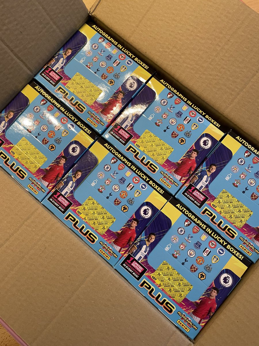 samlekortet's tweet photo. Så fik vi den nye Panini Premier League PLUS-serie på hylderne! 🏴󠁧󠁢󠁥󠁮󠁧󠁿🏆

I den nye serie kan du være heldig at trække en box med en autograf i, hvilket ikke har været set før i Premier League-serien. 🤩

Derudover er alle vintertransfers med🥇

Se mere på: https://t.co/8tKoBWABud 😍 https://t.co/9WAhdxrYJz