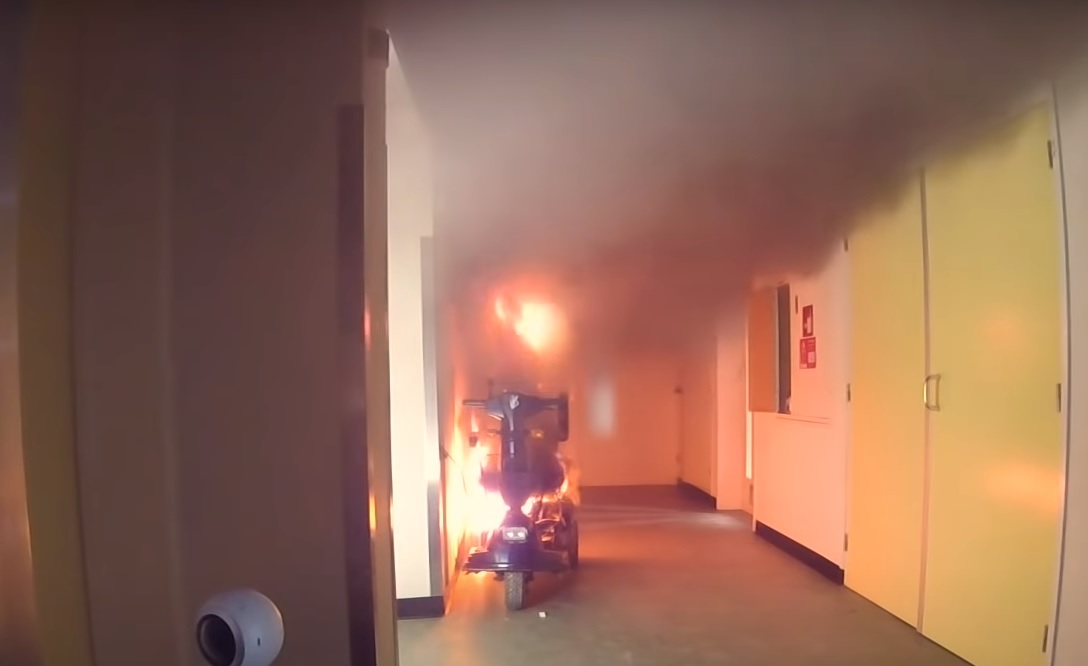 rijnmondveilig's tweet image. =&amp;gt; Wist je dat? &amp;lt;=

Bij een brand in een #scootmobiel of elektrische fiets de ruimte binnen 2 minuten vol met rook staat...

Laad deze vervoersmiddelen dus nooit op in de vluchtroute!

Benieuwd hoe snel zo&apos;n brand zich ontwikkelt? youtube.com/watch?v=kv0zd_…

#accu #veiligleven