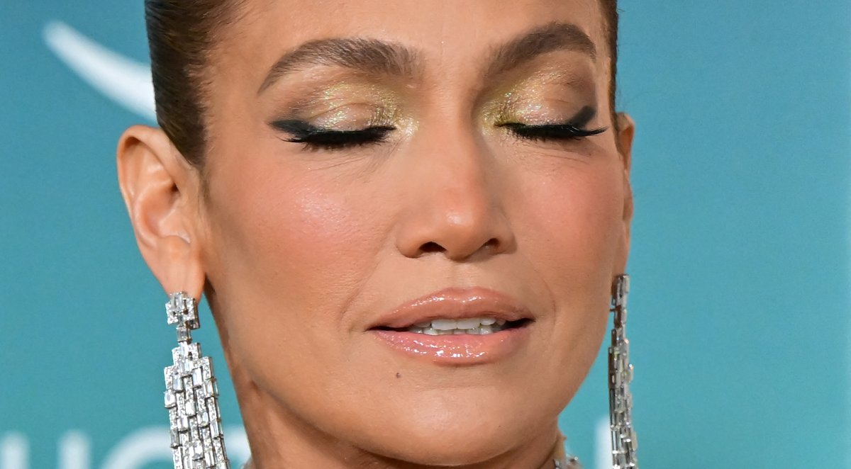 TVA nouvelles on Twitter "Jennifer Lopez pose (presque) nue https//tvanouvelles.ca/2023/03/22