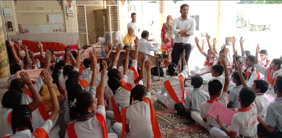 आयुर्वेद विश्वविद्यालय जोधपुर के चिकित्सालय विभाग से  चलचिकित्सा इकाई द्वारा रामद्वारा सूरसागर जोधपुर में एक दिवसीय आयुर्वेद चिकित्सा शिविर का आयोजन किया गया जिसमें120 रोगियों को निःशुल्क चिकित्सा परामर्श एवं औषधियाँ उपलब्ध करायी गयी ।