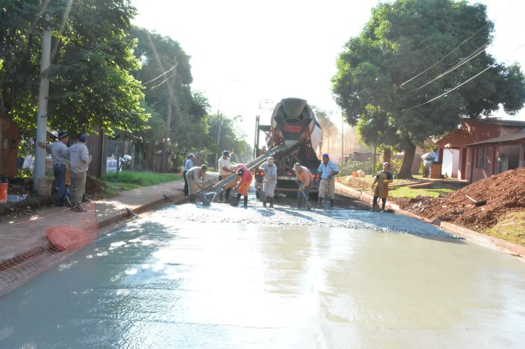 VirasoroMuni's tweet photo. ➕ #Pavimento | Llegamos al barrio Vuelta del Ombú para pavimentar la Primera Junta
🚧Se trata de las primeras 6 cuadras de las 60 que se pavimentarán este año con #RecursosPropios.
🚧La obra que va desde Av. San Martin incluirá también la renovación de luces #LED. https://t.co/zXjYO2cemw