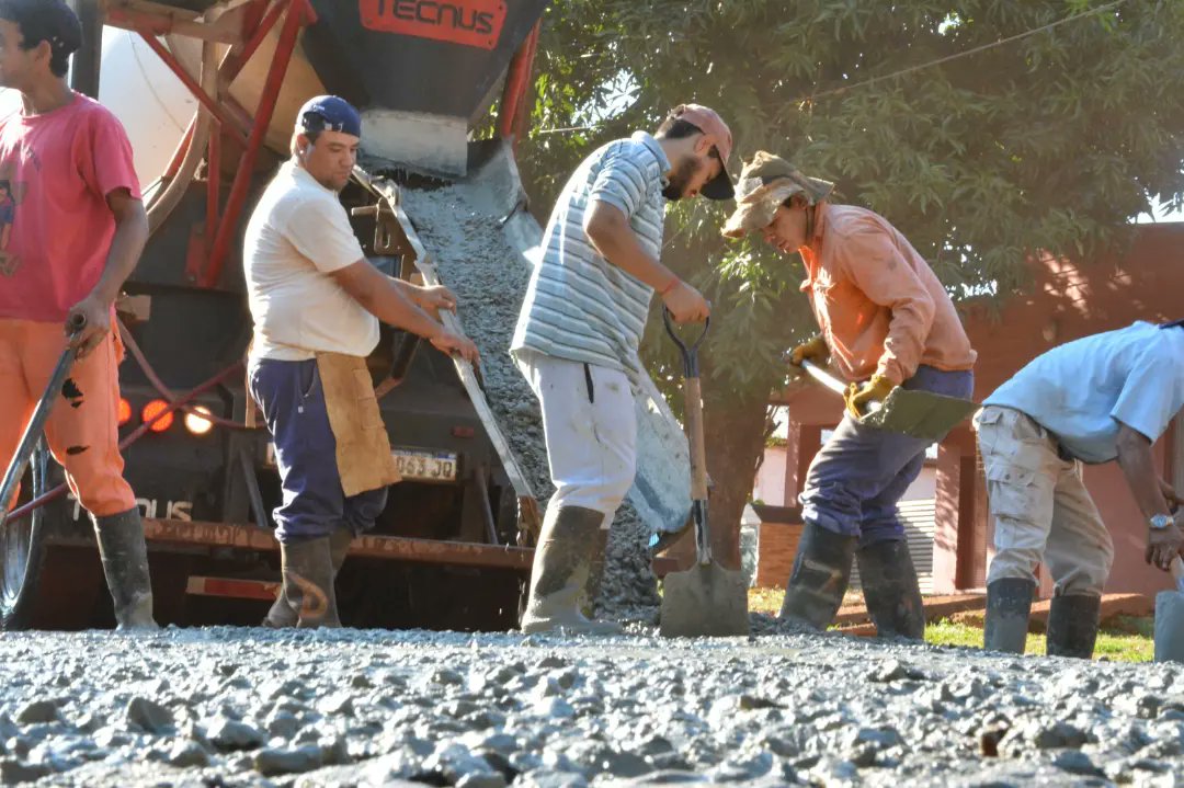 VirasoroMuni's tweet photo. ➕ #Pavimento | Llegamos al barrio Vuelta del Ombú para pavimentar la Primera Junta
🚧Se trata de las primeras 6 cuadras de las 60 que se pavimentarán este año con #RecursosPropios.
🚧La obra que va desde Av. San Martin incluirá también la renovación de luces #LED. https://t.co/zXjYO2cemw