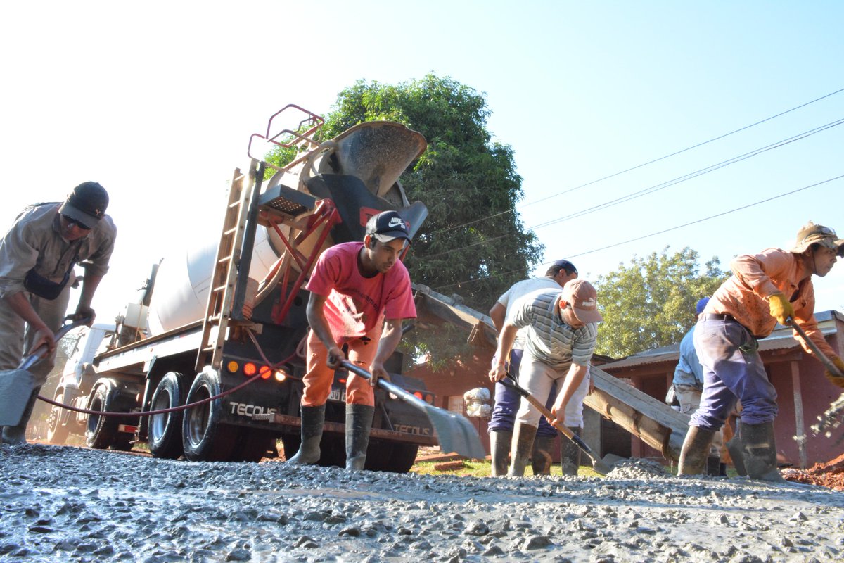 VirasoroMuni's tweet photo. ➕ #Pavimento | Llegamos al barrio Vuelta del Ombú para pavimentar la Primera Junta
🚧Se trata de las primeras 6 cuadras de las 60 que se pavimentarán este año con #RecursosPropios.
🚧La obra que va desde Av. San Martin incluirá también la renovación de luces #LED. https://t.co/zXjYO2cemw