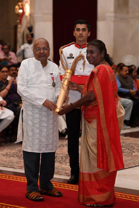 राष्ट्रपति द्रौपदी मुर्मू ने 106 लोगों को पद्म पुरस्कार से किया सम्मानित- President Draupadi Murmu honored 106 people with Padma Awards