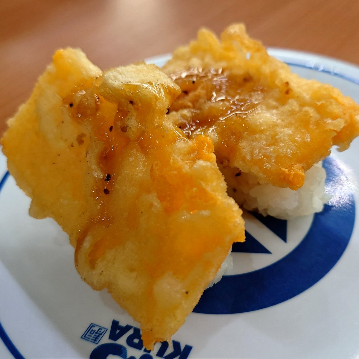 くら寿司の濃厚チェダーチーズ天が凄い。 口に入れると 揚げたての