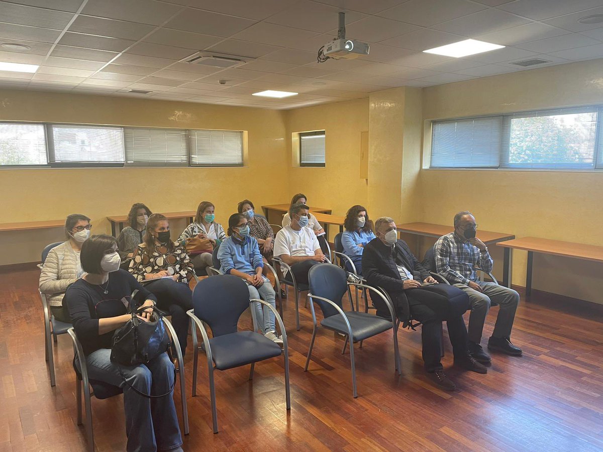 SaludNorteMalag's tweet photo. Taller de Dermatoscopia impartido esta mañana por la Dra. Alejandra Perea a nuestros profesionales de Atención Primaria, destacando la buena coordinación, la gran profesionalidad de nuestra Primaria y la calidad de las imágenes.
#TeleDerma #TeleMedicina #InterConsultas #AP https://t.co/fIcLIDx2qW