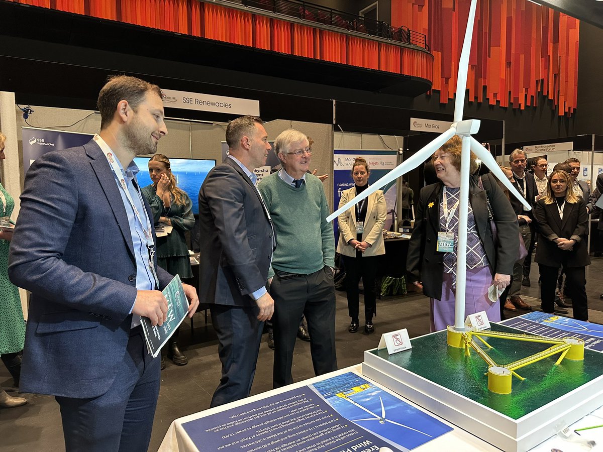 PrifWeinidog's tweet image. There are endless possibilities for Marine Energy in Wales – but we need to work together for the sector to truly flourish.
 
It was great to take part in #MEW2023 to announce £750k to fund research projects to develop tidal lagoon technology, helping create a greener future.